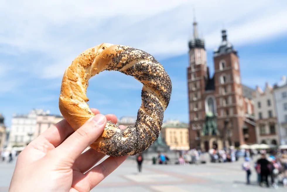 Świeże obwarzanki krakowskie na tacy — oferta hurtowa dla gastronomii